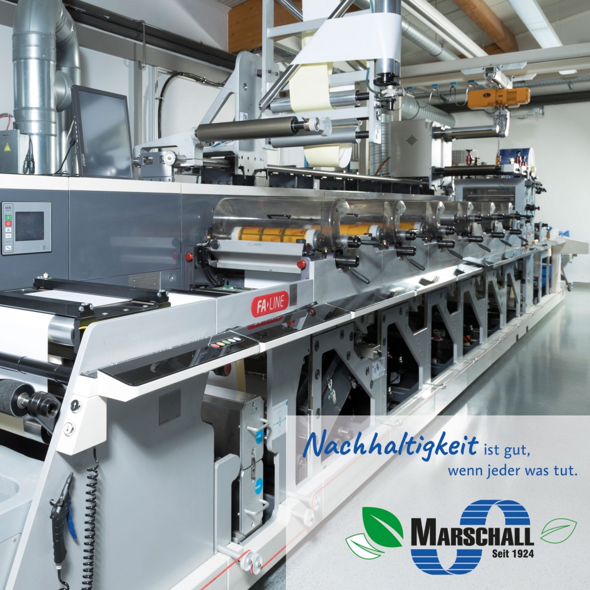 Etikettenproduktion mit einer 6-farbigen Flexdruckmaschine. ein Hinweis auf nachhaltige Etiketten.
