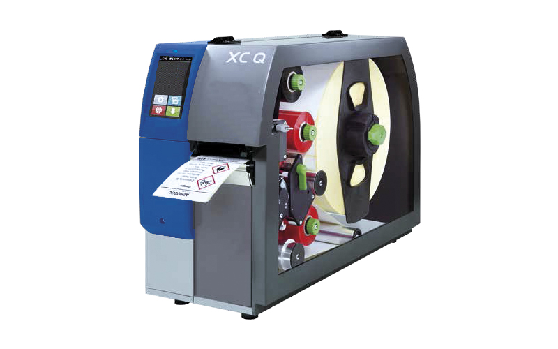 thermotransfer etikettendrucker xc q druckt zweifarbig mit rot und schwarz.