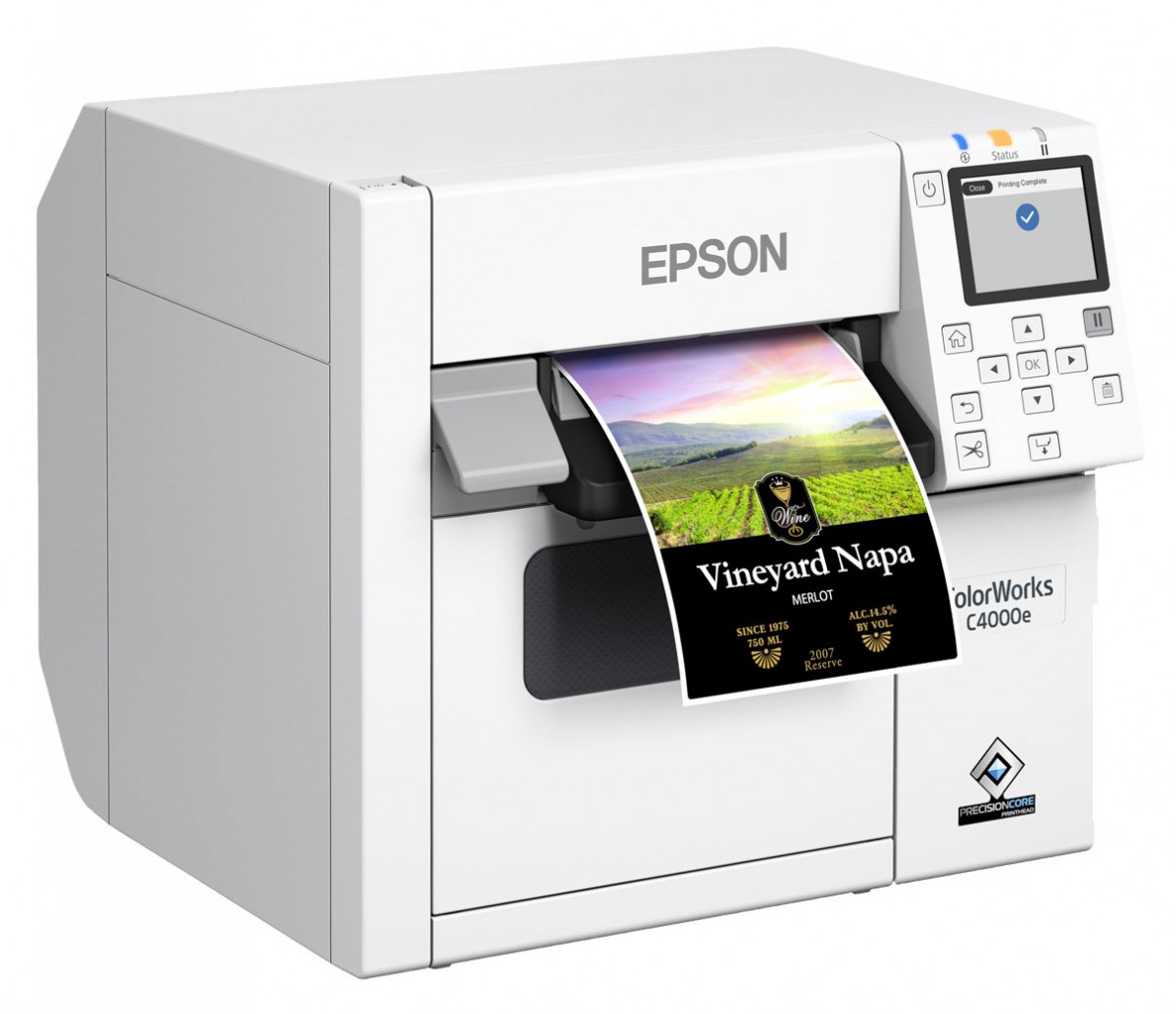 Farbetikettendrucker Epson C4000e mit einem farbigen Weinetikett. Ein Display und verschiedene Tasten zur Bedienung.